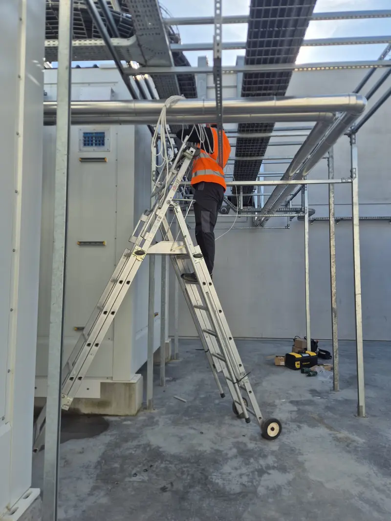 Technicien Platon Solutions travaillant sur câblage réseau